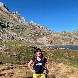 Photo d'une femme en plaine nature